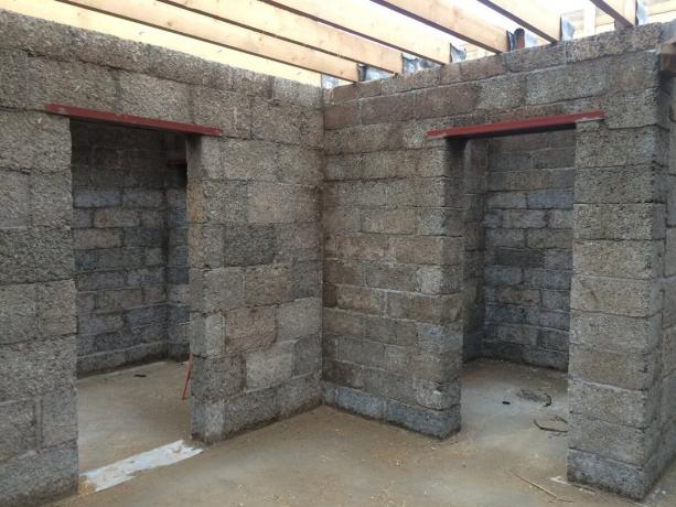 אמבטיות מחיצות פנימיות של קוביות עץ-בטון (200 מ"מ).