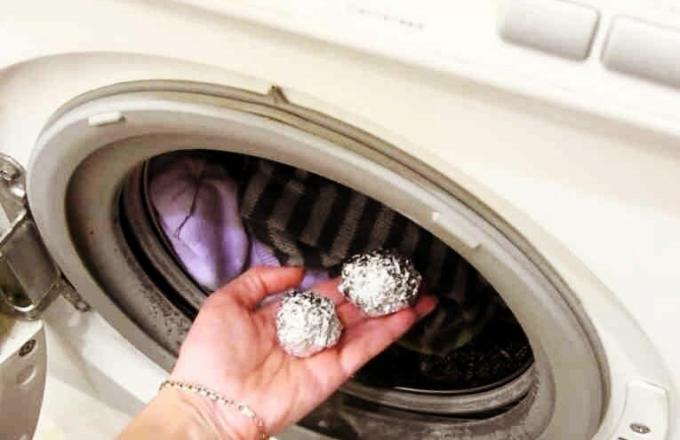 מהו במכונת הכביסה לשים את כדורי נייר כסף? | ZikZak