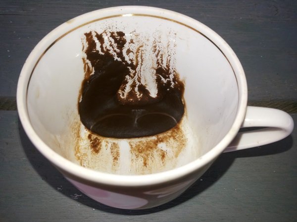 קפה טחון כדרך למשוך תולעים