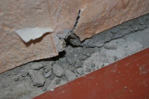 הפער בין הרצפה לקיר: מה לתקן כך שלא יהיו טיוטות, רטיבות, חרקים
