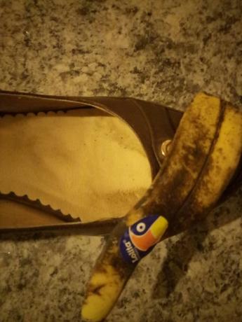 קליפת הבננה יכולה לנקות נעלי עור לזרוח.