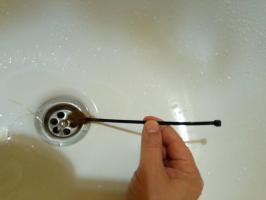 דרך פשוטה אך יעילה מאוד כדי לנקות את הניקוז בחדר האמבטיה של השיער ללא הפשטת הסיפון.