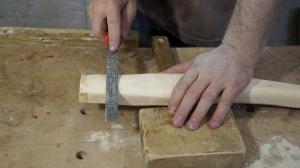 כיצד להפוך את ידית גרזן בנוח עם הידיים
