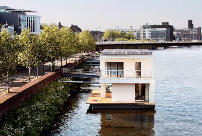 תמונה: https://architecture.ideas2live4.com/2015/08/08/autarkhome-a-fully-sustainable-houseboat/?amp