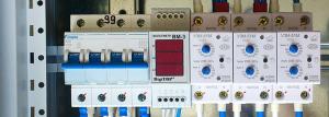 שיטות להגנת רשתות חשמל ביתיות מ זעזועים חשמליים במגוון התקנים מגנים ושיטות ההתקנה שלהם.
