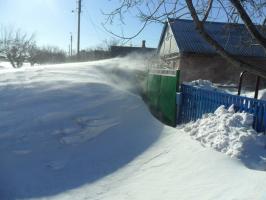 דרכים פשוטות לפנות שלג בחצר כדי לא להתאמץ יתר על המידה