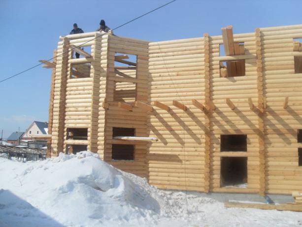בניית בית עץ בחורף.