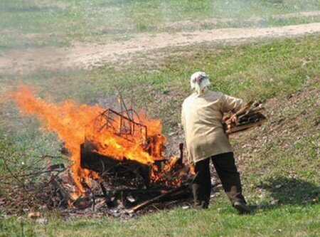 ההורים שלנו עדיין יהיו רגילים לשרוף אשפה, ענפים וזרדים מאתר מאשר לשאת אותו אל המזבלה