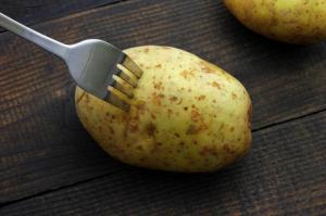 איך לאפות או לבשל את תפוחי האדמה בטעם ב 3 דקות? היא לא לנחש