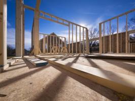 בנייה של בית עץ: כוללת עבודה