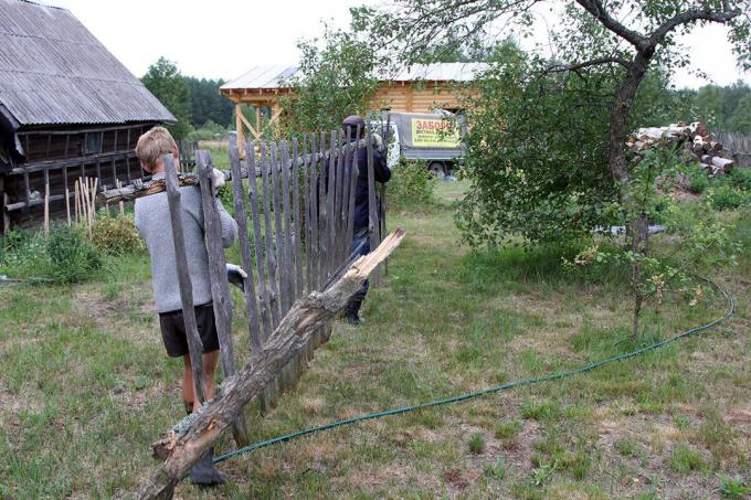 פרקנו את גדר עץ הישנה.