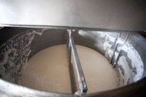 מוסיפים בהדרגה חלב חלב מותסס מי גבינה. לאחר הערבוב להקריש התוכן. 