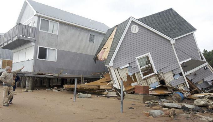 סנדי הוריקן, ארה"ב. גבר וילד לא האמינו למראה עיניהם. מקור תמונה: http://kratko-news.com/
